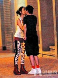 薛凯琪舌吻 薛凯琪否认当街舌吻