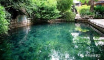 白居易这首七绝，着意写白云泉水，极清浅可爱