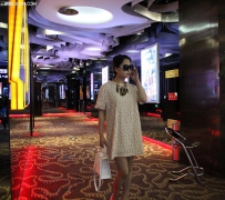 今年夏天流行什么样的裸色裙装