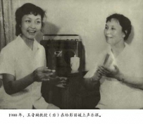 彭丽媛年轻旧照：与习近平一见钟情，却常两地分居