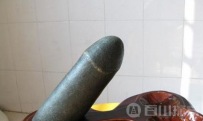 男子随手捡到的石块竟价值上亿 形状太污了！