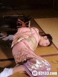 江户时日止鼻血奇招：男人扯下体 女人拽胸部
