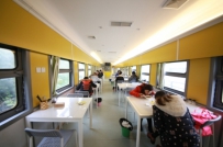 四川成都：绿皮火车变餐厅 食客吃饭如同“赶火车”