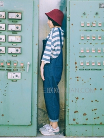 牛仔背带裤怎么搭配衣服
