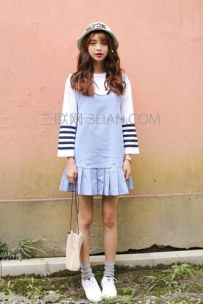 百褶边背心裙内搭什么衣服