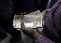 印度废除500和1000面值纸币 民众疯狂搜索洗钱方法