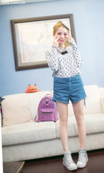 适合矮个女生的显高波点衣服