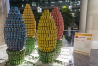 纽约10万个易拉罐打造创意雕塑