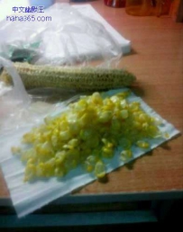 居然有人吃玉米还吐皮