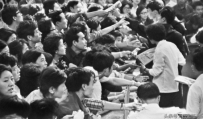 上世纪80年代，人们这样逛商店买东西，去饭店吃饭