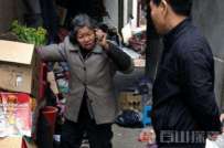 老人捡垃圾上瘾  垃圾两层楼28车全是“收藏”的垃圾