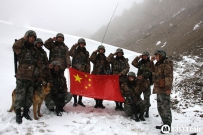 我军雪中巡逻高海拔边防线