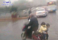 大爷，你这么接孙子真的安全吗？