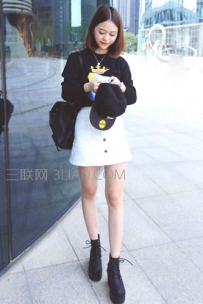 深蓝色印花卫衣搭配什么裙子
