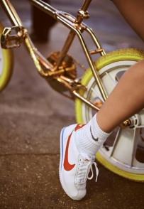 Bella Hadid演绎Nike Cortez鞋款全新配色广告大片