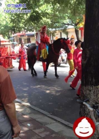 传统的迎亲队伍