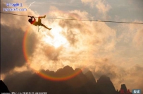 勇者无畏！男子1000英尺高空横跨奥地利山脉