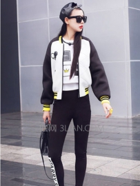 拼色棒球服外套搭配什么裤子