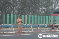 女子高速路上裸奔 只因与丈夫闹矛盾