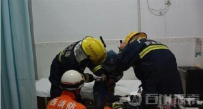 男子酒后如厕裤链卡下体求助消防官