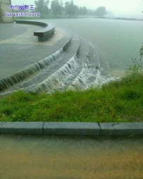 下了暴雨，就成瀑布了