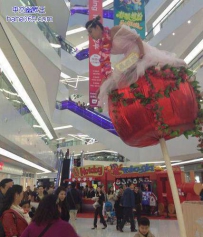 这样发传单，你是接还是不接？