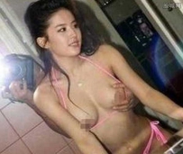 刘亦菲和干爹接吻 刘亦菲干爹与女友二人拥吻停不下来