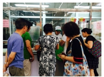 北京稻香村现场烤制月饼，新老顾客不惜排队等出炉
