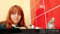 英国某女子患罕见怪病：水过敏症
