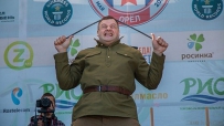 俄罗斯强人亚历山大(Alexander Muromskiy)用头弯曲铁条