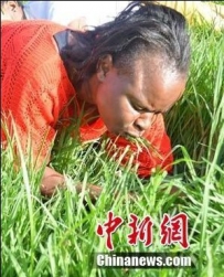 南非一宗教人士率信众啃草 称可“接近上帝”