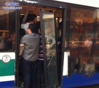 挤公交挤爆门了