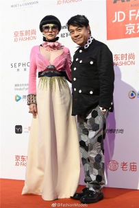 小S这身衣服，丑到大S都忍不住调侃她(图)