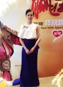 刘诗诗穿迪奥Dior女装出席代言品牌银鹭核桃新品发布会 赵薇同款撞衫 ...