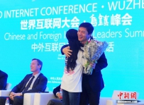 女粉丝向百度公司创始人李彦宏献花求拥抱 （高清图）