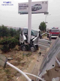 面包车也变形了
