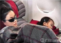 明星奇葩睡相：郑爽的亮了