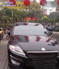 店门口停了辆高级轿车。