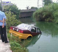 看教练教你如何在水里逃生