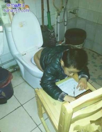 这孩子是在争分夺秒啊！