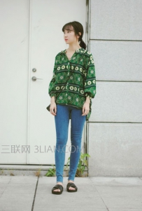 V领印花衬衫搭配什么裤子