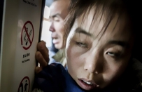 直击北京地铁女子被挤翻白眼，每个乘客都是一本故事会