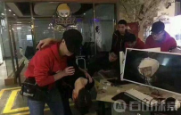 小伙子 LOL输掉排位一头撞向电脑